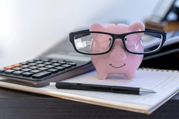 Piggybank Och Kalkylator Skrivbord Business Dokument Kalkylatorn Räknar Pengar — Stockfoto