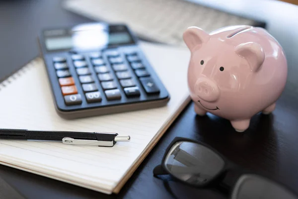 お金を数える Piggybank 電卓のデスクとビジネス ドキュメント電卓 — ストック写真