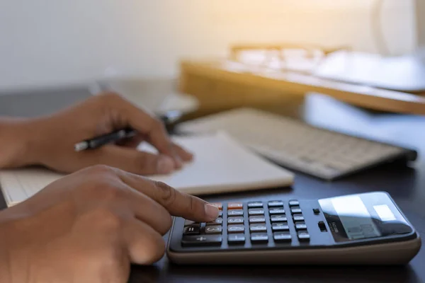 Mann Verwenden Taschenrechner Notiz Mit Berechnen Über Kosten Büro Aus — Stockfoto