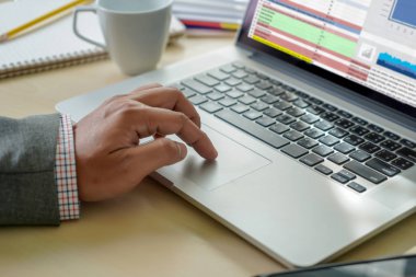 Uzak çalışan adam çalışmak zor Analytics istatistikleri