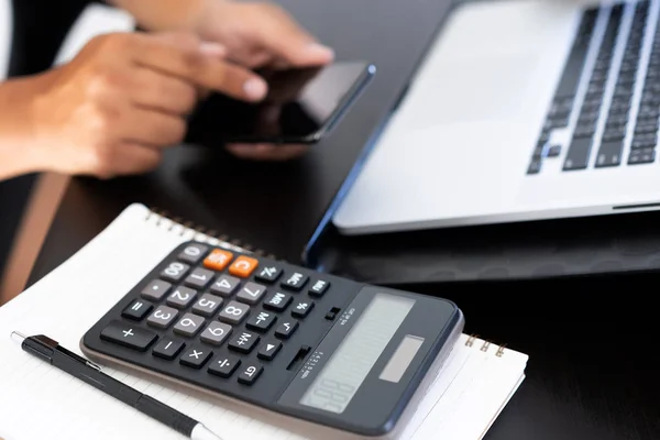 Mann Verwenden Taschenrechner Notiz Mit Berechnen Über Kosten Büro Aus — Stockfoto
