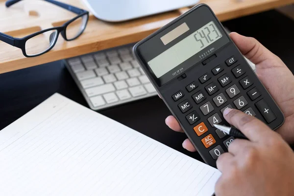 Homme Utiliser Calculatrice Prendre Note Avec Calculer Sur Coût Bureau — Photo