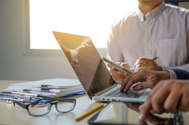 Sosyal medya ağ diyagramı ile ahşap masa üzerinde dizüstü bilgisayar üzerinde çalışan iş adam el çift pozlama