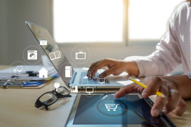 İş adamları Teknoloji E-Ticaret İnternet Küresel Pazarlama Planı ve Banka Konseptini Kullanıyor