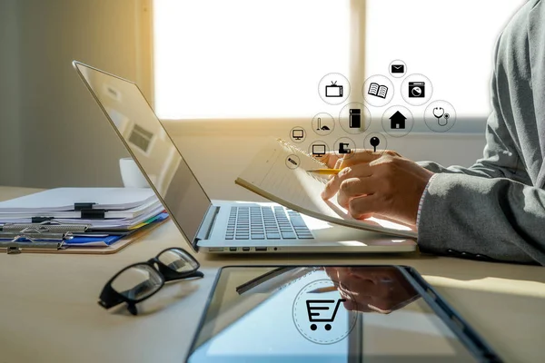 Liikemiehet Käyttävät Teknologiaa Sähköinen Kaupankäynti Internet Global Marketing Ostosuunnitelma Bank — kuvapankkivalokuva
