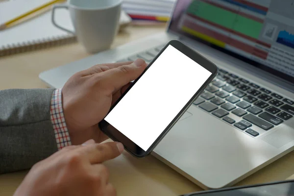 Boş Ekran Bilgisayar Ile Modern Dizüstü Kullanarak Alay — Stok fotoğraf