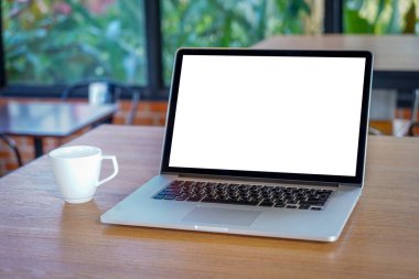boş ekran bilgisayar ile modern dizüstü kullanarak alay