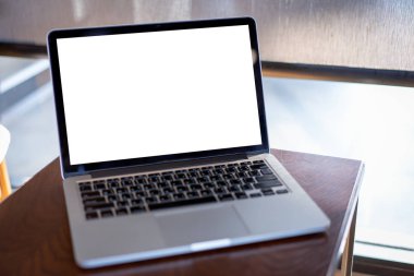 boş ekran bilgisayar ile modern dizüstü kullanarak alay