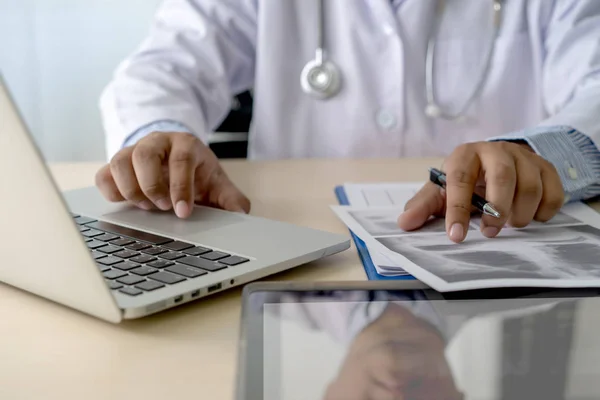 Cuidado Salud Receta Escritura Doctor Trabajando Con Ordenador Portátil —  Fotos de Stock