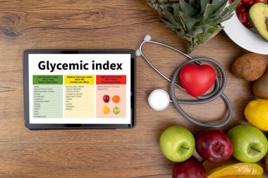 Glisemik Endeksi Fitness ve kilo kaybı kavramı, halter, beyaz ölçek, meyve ve şerit metre ahşap bir tabloda, üstten görünüm