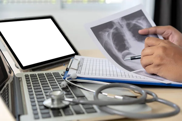 Gesundheitswesen Schreibt Rezept Arzt Arbeitet Mit Laptop Computer — Stockfoto