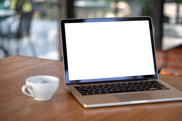 在咖啡店使用带空白屏幕电脑的笔记本电脑现代工作区 — 图库照片