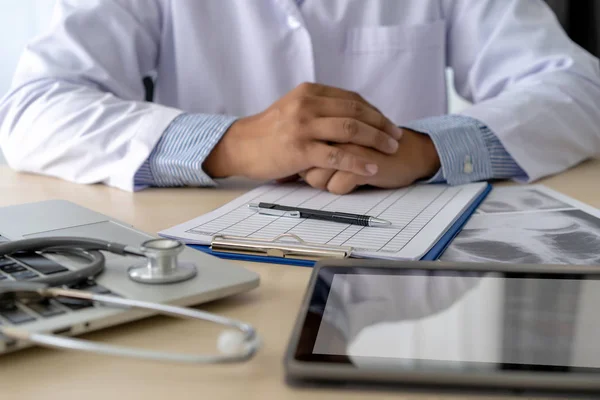 Cuidado Salud Receta Escritura Doctor Trabajando Con Ordenador Portátil —  Fotos de Stock