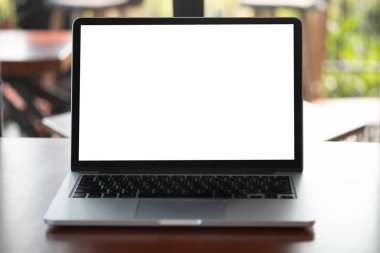 boş ekran bilgisayar ile modern dizüstü kullanarak alay