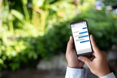 erkek elini düğmesini anlık mesajlaşma app üstünde hareket eden telefon