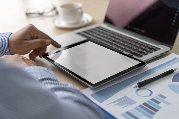 Mockup Homem Negócios Usando Tela Laptop Para Sua Mensagem Texto — Fotografia de Stock