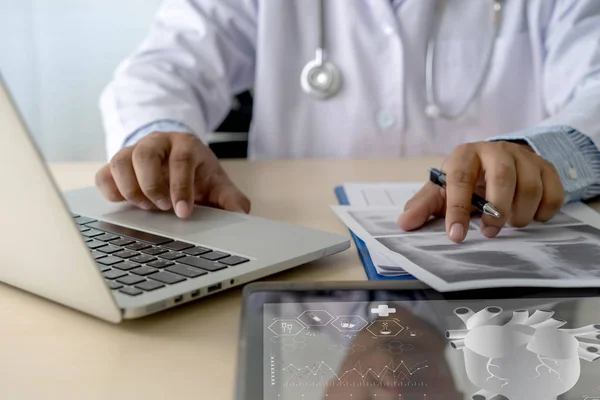 処方医師作業現代仮想画面インターフェイス ネットワークを作成健康管理 — ストック写真