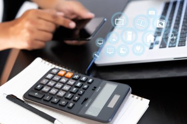 Tablet bilgisayar sanal arabirimi grafik simgeleri ağ diyagramı dijital pazarlama kullanan adam