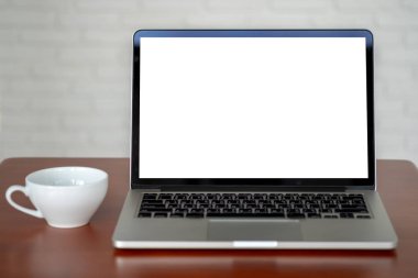 boş ekran bilgisayar ile modern dizüstü kullanarak alay