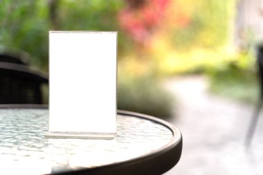 Sahte menü çerçeve çadır kartı arka plan bulanık tasarım tuşu standı