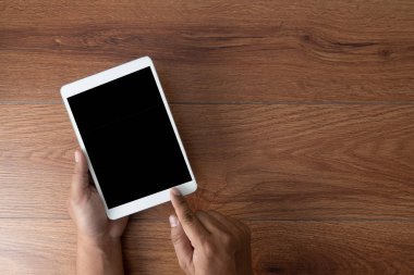 Siyah smartphone ekran mockup tutan adam el