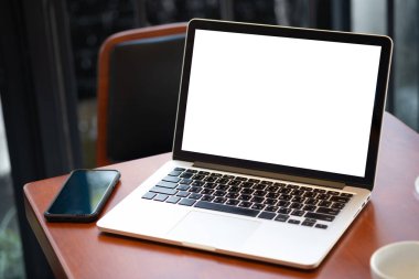 boş ekran bilgisayar ile modern dizüstü kullanarak alay