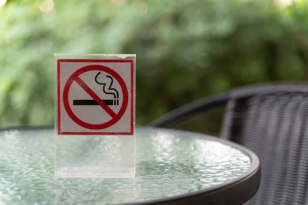 Rook geen teken met bokeh achtergrond met winkelen plaats — Stockfoto