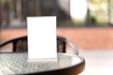 Sahte menü çerçeve çadır kartı arka plan bulanık tasarım tuşu standı