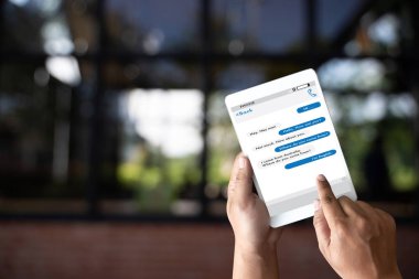 erkek elini düğmesini anlık mesajlaşma app üstünde hareket eden telefon 