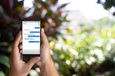 erkek elini düğmesini anlık mesajlaşma app üstünde hareket eden telefon 