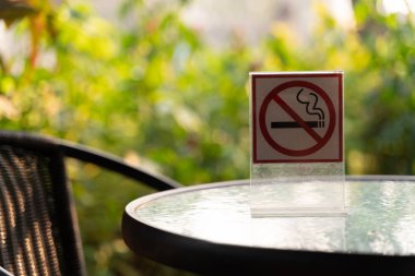 Bokeh arka plan alışveriş yer işaretiyle sigara içme