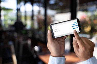 erkek elini düğmesini anlık mesajlaşma app üstünde hareket eden telefon 