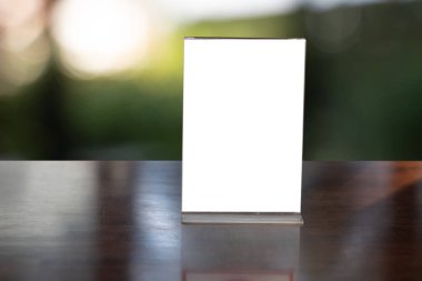 Sahte menü çerçeve çadır kartı arka plan bulanık tasarım tuşu standı