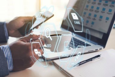 Tablet bilgisayar sanal arabirimi grafik simgeler şebeke kullanan adam