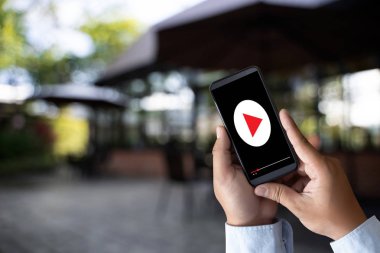 Smartphone Vdo reklam kavramı karşı tutan adam