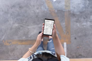 Cep telefonunuzda tablet anlık mesajlaşma uygulaması kullanan kadın