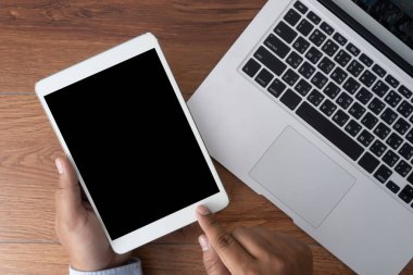 Siyah smartphone ekran mockup tutan adam el