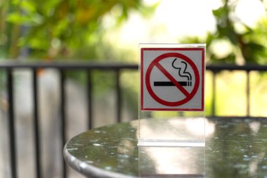 Bokeh arka plan alışveriş yer işaretiyle sigara içme