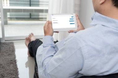 ileti app kullanma smartphone tutan adam 