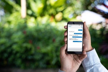 erkek elini düğmesini anlık mesajlaşma app üstünde hareket eden telefon 