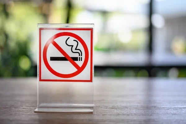 禁煙の標識のコーヒー ショップで木のテーブルにない喫煙 pla — ストック写真
