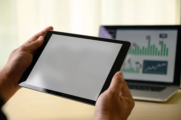 Χέρια multitasking άνθρωπος χρησιμοποιώντας tablet κοντά επάνω εσωτερικη worki — Φωτογραφία Αρχείου