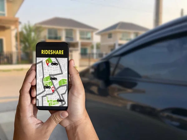 Mobiele applicatie Ride-aandeel taxiservice op telefoon man met — Stockfoto