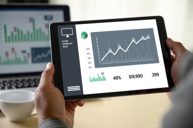 iş adamı işe grafik zamanlama veya mali rapor da planlama
