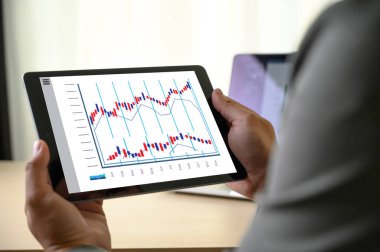 iş adamı işe grafik zamanlama veya mali rapor da planlama