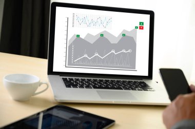 iş adamı işe grafik zamanlama veya mali rapor da planlama