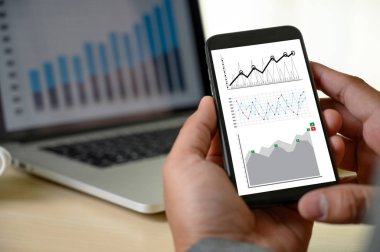 iş adamı işe grafik zamanlama veya mali rapor da planlama