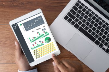 iş adamı işe grafik zamanlama veya mali rapor da planlama