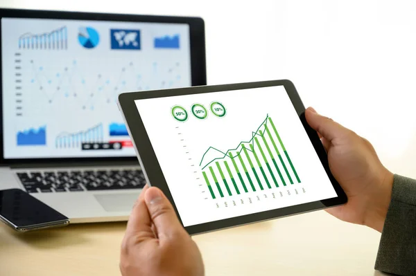 Hombre de negocios gráfico de trabajo horario o planificación informe financiero da — Foto de Stock