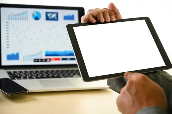 Χέρια multitasking άνθρωπος χρησιμοποιώντας tablet κοντά επάνω εσωτερικη worki — Φωτογραφία Αρχείου